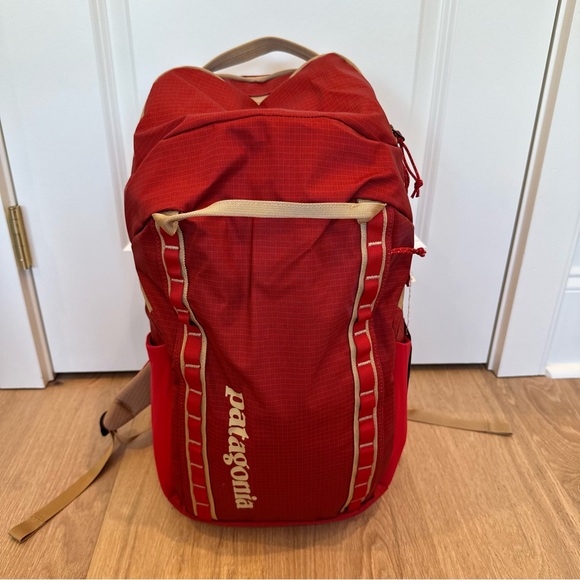axone travel backpack AXONE Debuts Their Innovative new Travel Line